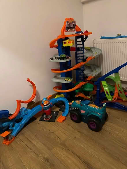 Photo of free Hot wheels ultimate garage + extras (Stevenage) #1