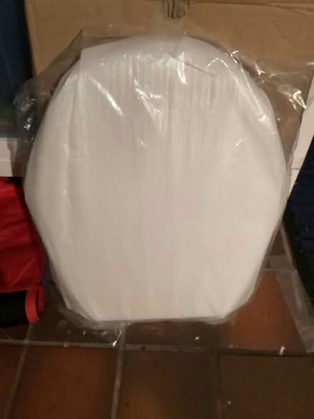 Photo of free Toilet seat (Richings Park SL0) #1