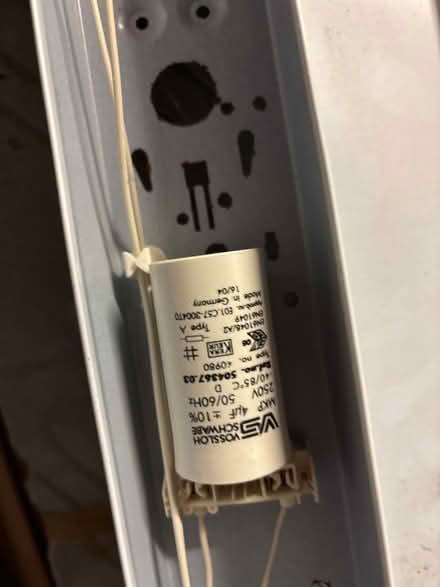 Photo of free Flouorescent light strip fitting (Catton NR6) #3