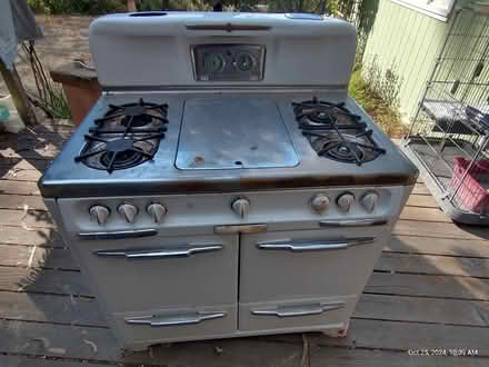 Photo of free 40" Wedgewood stove (Thornhill Drive near Woodhaven) #1