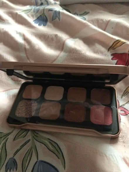 Photo of free Revolution eye shadow kit (Cavendish DE23) #3