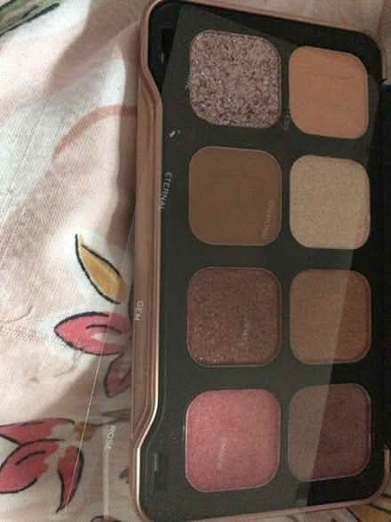 Photo of free Revolution eye shadow kit (Cavendish DE23) #2