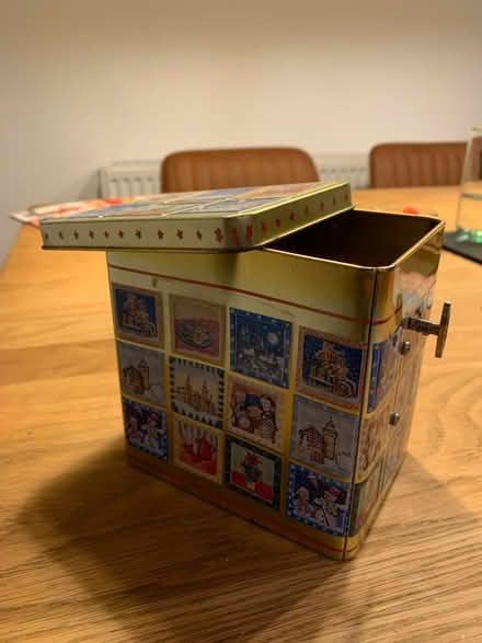 Photo of free Small metal box with music box (Welwyn Garden city) #4