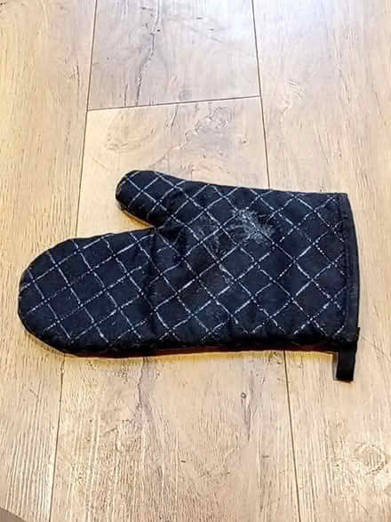 Photo of free Black single oven glove (Weston) #1