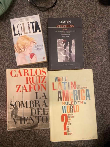 Photo of free Books in English and Spanish (SE17) #1