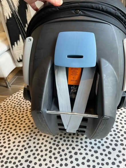 Photo of free Cybex car seat 0-18mths + base (London SE13) #4