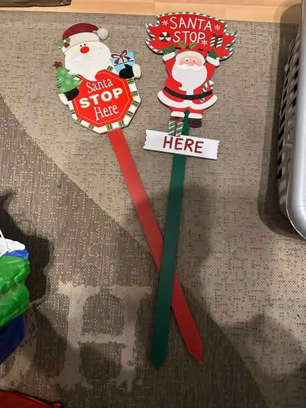 Photo of free 2 Kids Wooden Santa Signs for Garden (BT43) #1