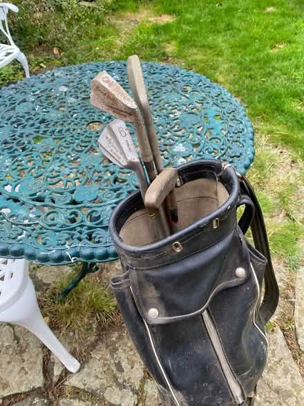 Photo of free Old golf bag with clubs (Heath and Reach LU7) #1