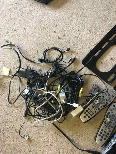 Photo of free A bag of tv bits and pieces (Wentnor SY9) #1