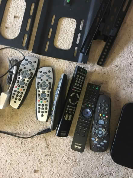 Photo of free A bag of tv bits and pieces (Wentnor SY9) #3