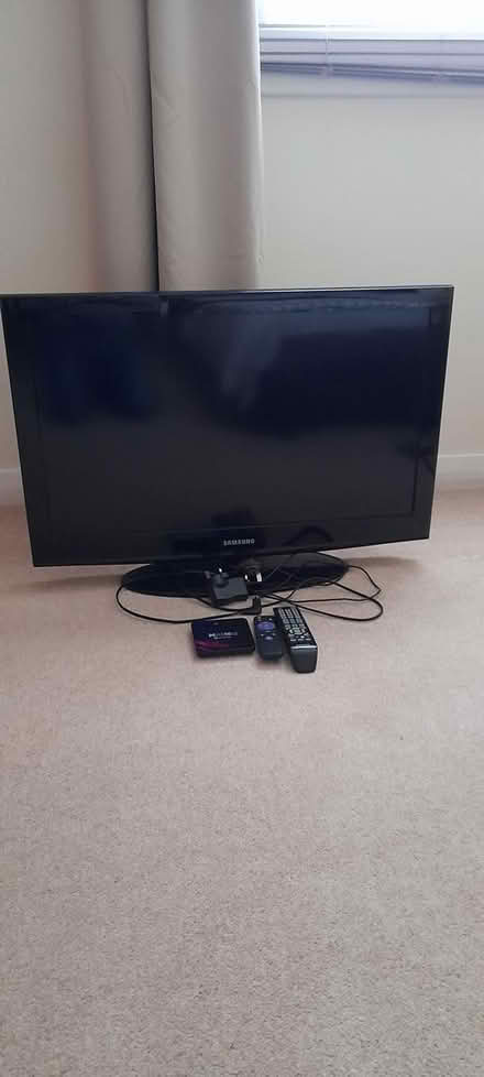 Photo of free samsung 32in lcd tv with a tv box (AB33) #1