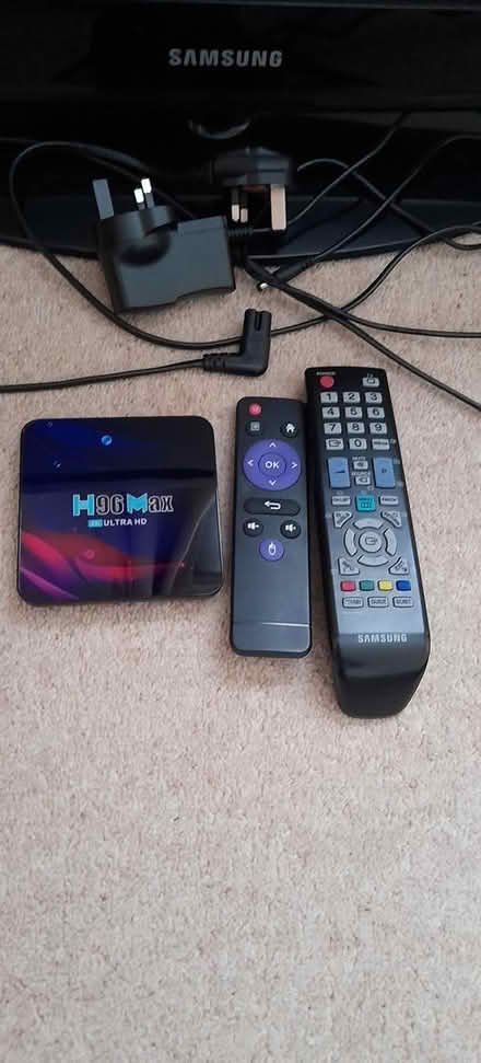 Photo of free samsung 32in lcd tv with a tv box (AB33) #2