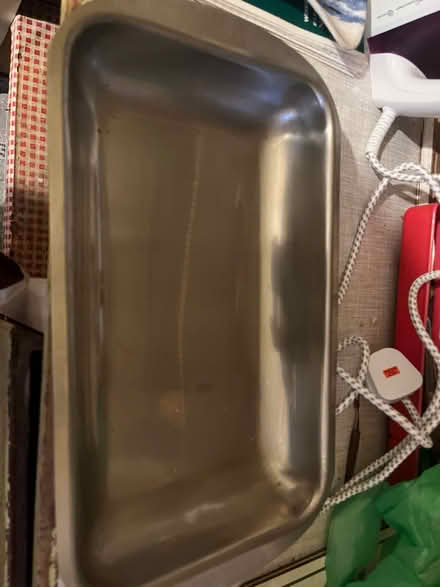 Photo of free Meat carving tray and roasting tin (Chessington KT9) #1