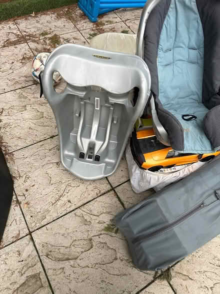 Photo of free Car seat with isofix and baby bath (UB7) #2