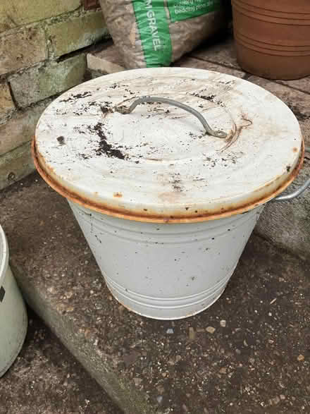 Photo of free Metal bin (Coulsdon CR5) #1