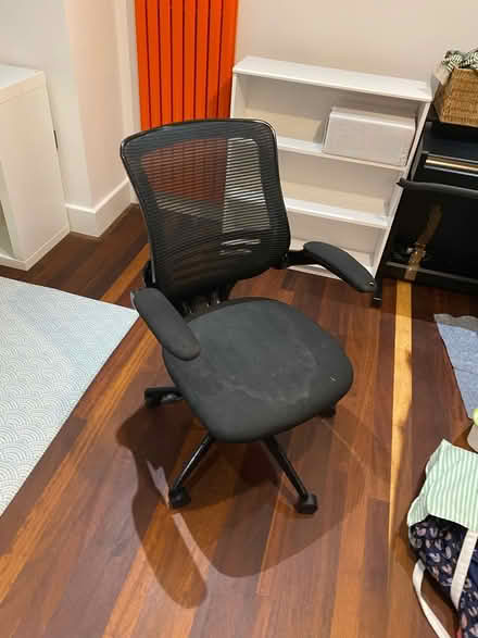 Photo of free Rotating desk chair on wheels (West dulwich se21) #1