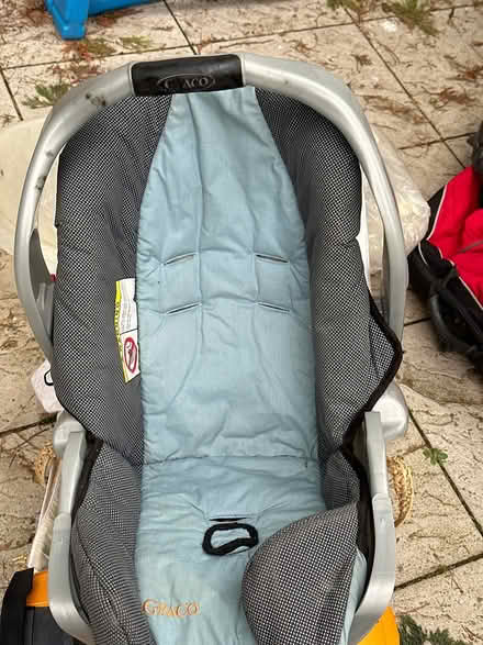 Photo of free Car seat with isofix and baby bath (UB7) #1