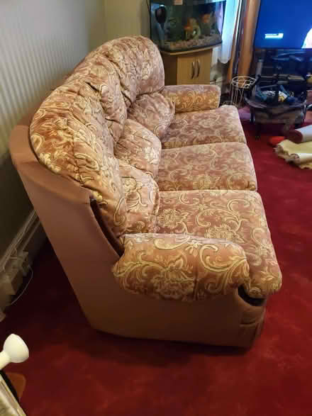 Photo of free Pink settee suite (Battersea SW11) #1