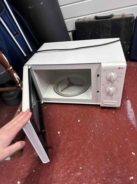 Photo of free White microwave (Drighlington (nr morley) BD11) #2
