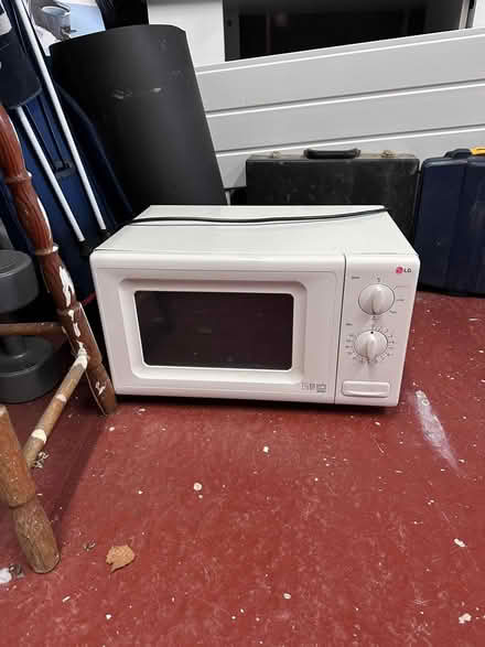 Photo of free White microwave (Drighlington (nr morley) BD11) #1
