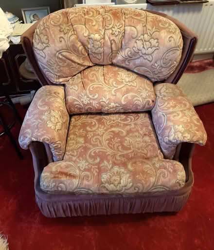 Photo of free Pink settee suite (Battersea SW11) #2