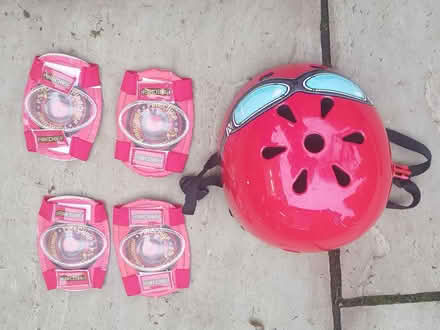 Photo of free Children's helmet with accessories (Bedford MK41) #2