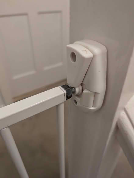 Photo of free Lindam stair gate - adjustable, multi-direction. (Kidlington OX5) #3
