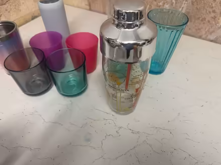 Photo of free Various cups and drinking bottles (Ninelms SW8) #4