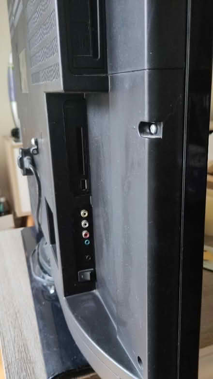 Photo of free Toshiba 32in TV (Kendal LA9) #3