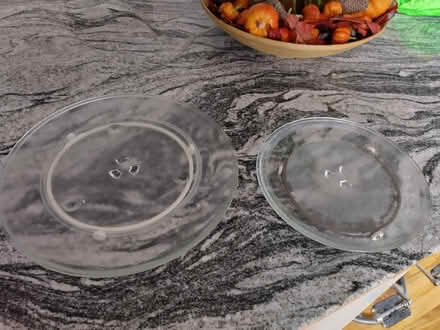 Photo of free Microwave plate and runner (Old Town TN40) #1