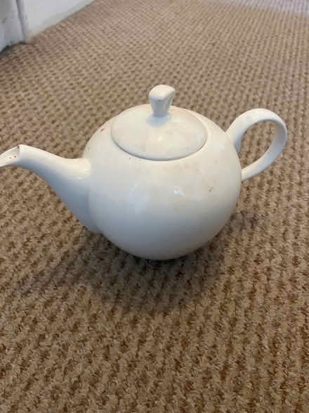 Photo of free White china teapot (CR7) #1