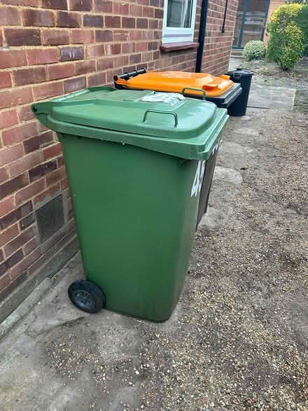 Photo of free full size wheelie bin (West horndon) #1