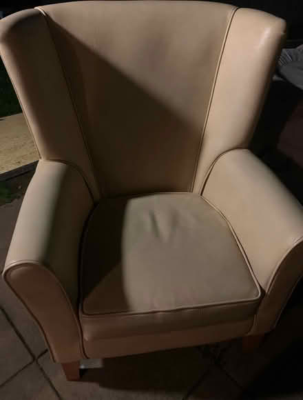 Photo of free Cream high backed chair (Hull HU9) #1