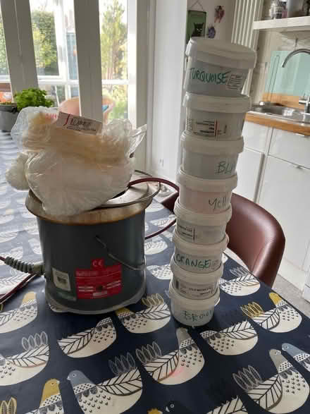 Photo of free Batik pot and dyes and a few brushes (Liberton EH16) #1