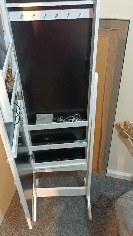 Photo of free Floor mirror. (Girlington BD8) #2