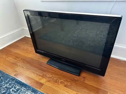 Photo of free Vizio 32 inch TV (Near Stratford Home Depot) #1