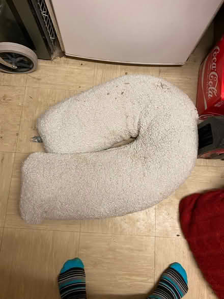 Photo of free Large grey/sliver V pregnancy pilow (guildford GU1) #1