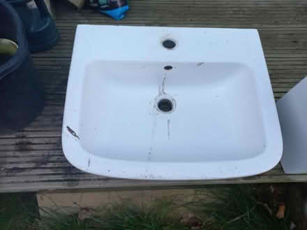 Photo of free Bathroom basin and pedestal (Hadleigh SS7) #2