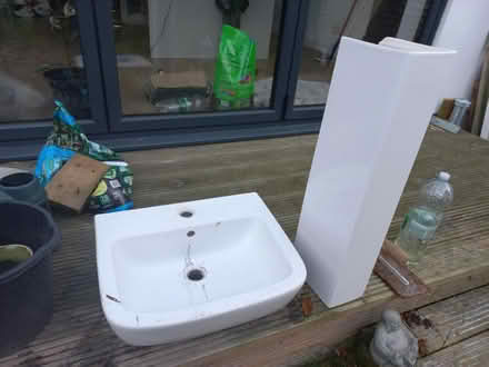 Photo of free Bathroom basin and pedestal (Hadleigh SS7) #1