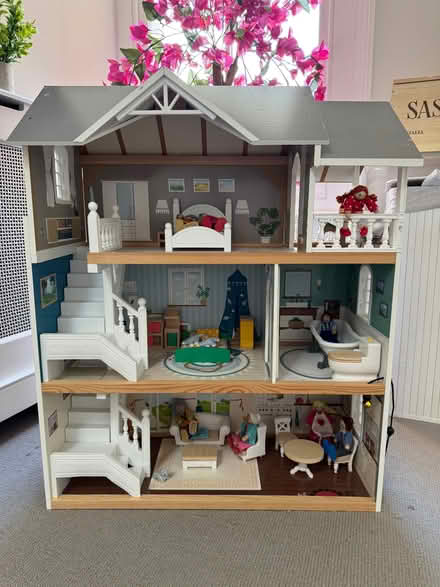 Photo of free dollhouse (Walham Green SW6) #1