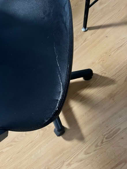 Photo of free Computer chair & desk (BT8) #2