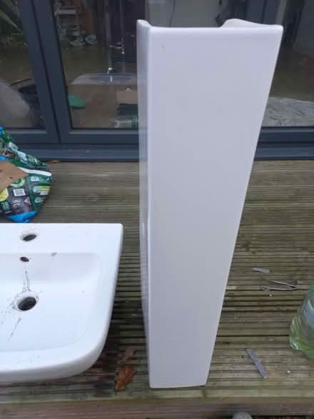 Photo of free Bathroom basin and pedestal (Hadleigh SS7) #3