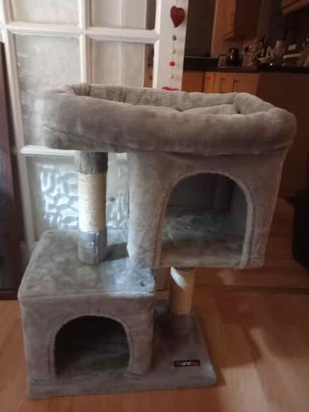 Photo of free Cat house/bed/scratching posts (Hove Edge HD6) #1