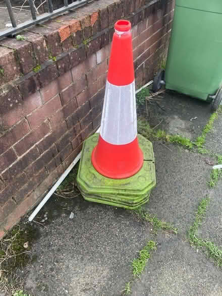 Photo of free 4 traffic cones (Reddish SK4) #1