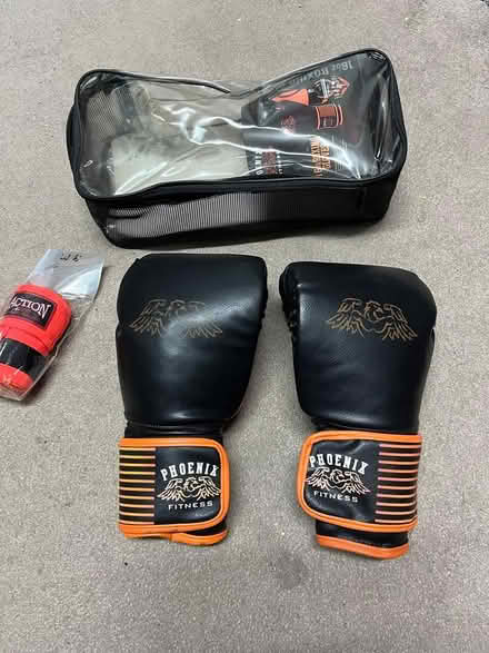 Photo of free 16oz Boxing glove (NEW) (Islington, N7) #1