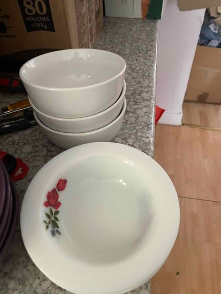 Photo of free Selection of plates and bowls (B29) #4