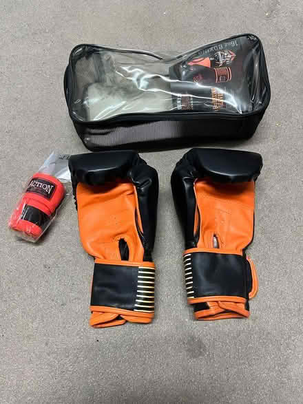 Photo of free 16oz Boxing glove (NEW) (Islington, N7) #2