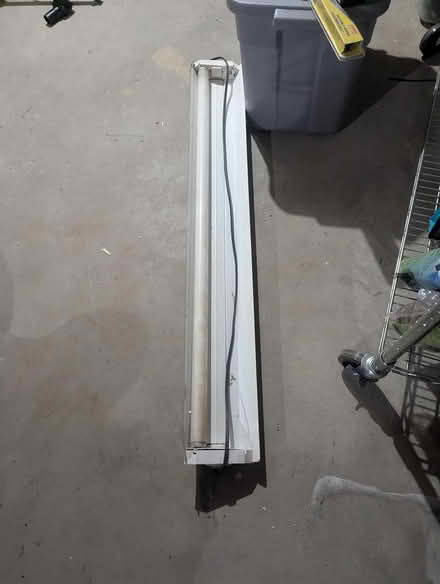 Photo of free light fixture fluorescent (Pepperell NH border) #1