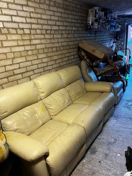 Photo of free DFS Navona Cream Leather 3 Seater Electric Recliner. (Southport PR9) #1