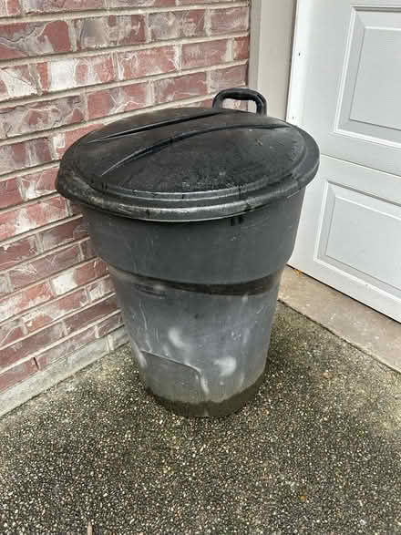 Photo of free Rubbermaid garbage can (Artondale/Cromwell) #1